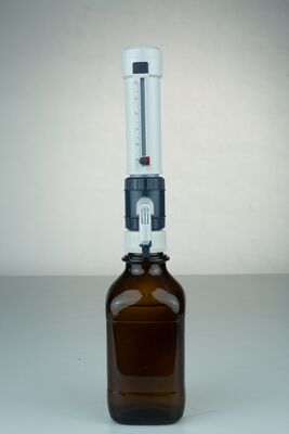 化学物質を安全かつ効率的に扱うためのボトルトップディスペンサー